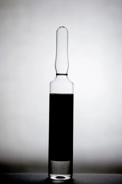 Silueta de ampolla inyectable mostrar concepto de medicina — Foto de Stock