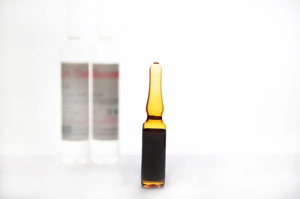 Silueta de ampolla inyectable mostrar concepto de medicina — Foto de Stock