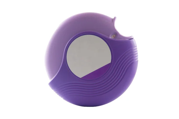 Фіолетовий порошковий інгалятор астми на білому тлі — стокове фото