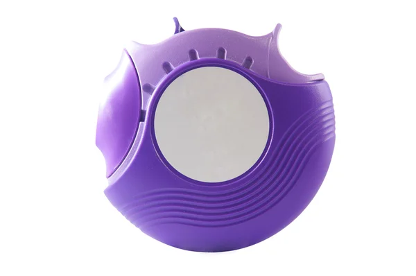 白い背景の上の紫色の粉ぜんそくの吸入器 — ストック写真