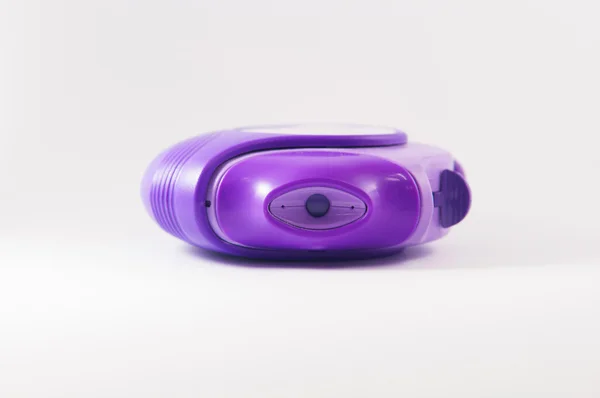 Purpurový prášek Astma inhalátor na bílém pozadí — Stock fotografie