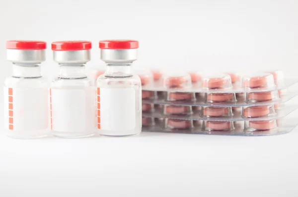 Wtrysku fiolki i medycyna tabletek w blistrze — Zdjęcie stockowe