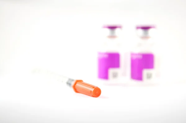 Seringue jetable et flacon injectable violet — Photo