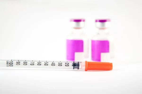 Disponibel sprutan och lila etikett injektion injektionsflaska — Stockfoto