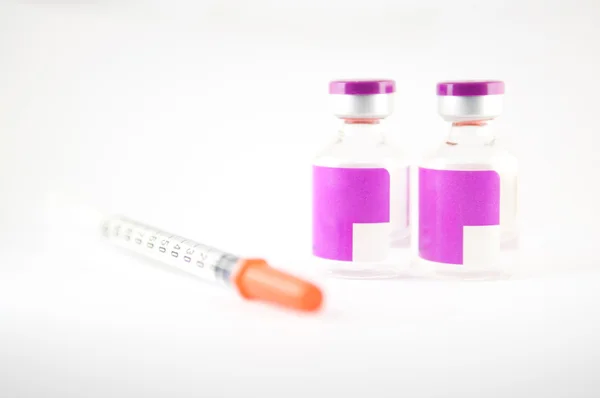 Einweg-Spritze und lila Etikett Injektionsfläschchen — Stockfoto