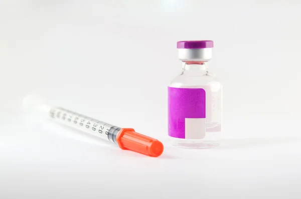 Tek kullanımlık şırınga ve mor etiketi enjeksiyon flakon — Stok fotoğraf