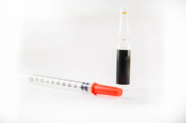 Jeringa desechable y ampolla de etiqueta negra — Foto de Stock
