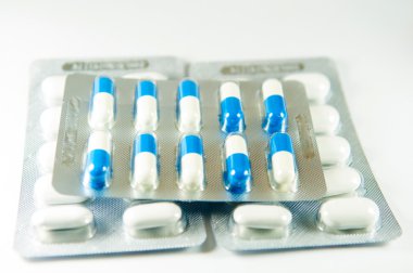 mavi ve beyaz kapsül blister kutu içinde
