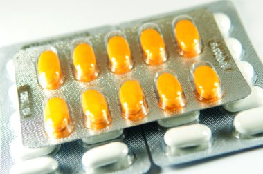 Vakumlu Ambalaj içinde sarı tablet kadar kapalı