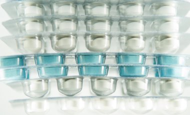 Vakumlu Ambalaj içinde yığın mavi ve beyaz tablet