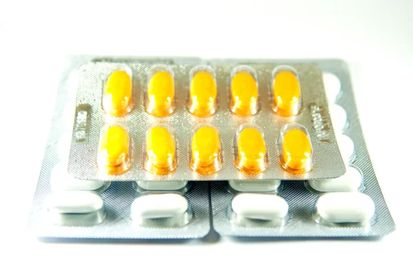 Sloot gele tablet in blisterverpakking — Stockfoto