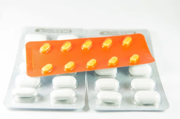 Stängt upp tabletten i gula blisterförpackning — Stockfoto