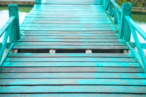 Ponte de madeira velha foi danificado decadência perigo . — Fotografia de Stock