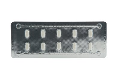beyaz zemin üzerinde ambalaj içinde izole tablet