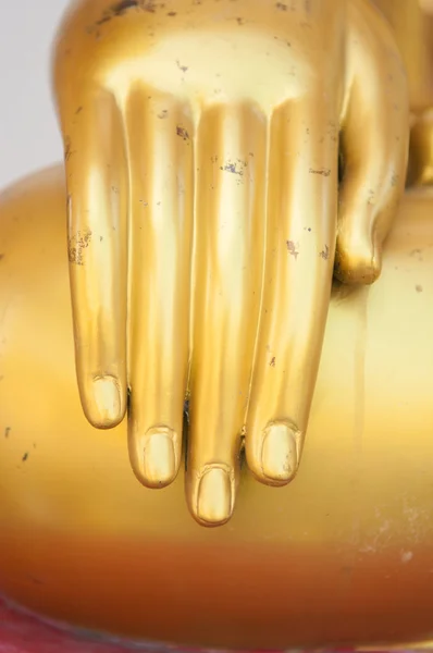 Geschlossene Hand des Goldbuddha im Tempel — Stockfoto