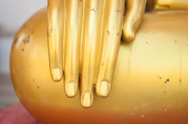 Cerrada mano de buda de oro en templo —  Fotos de Stock