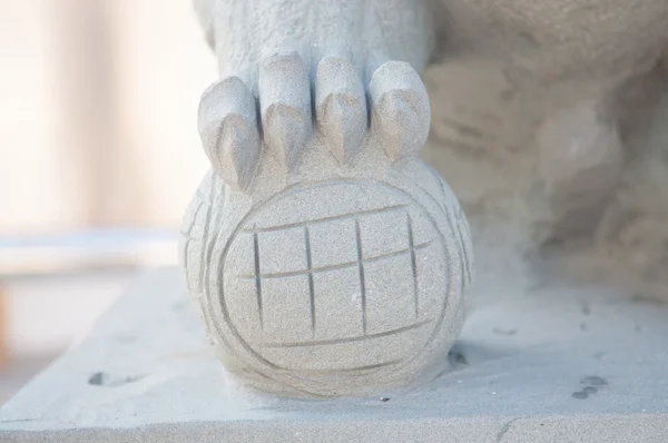 Craw fechado acima do leão da estátua no temple — Fotografia de Stock