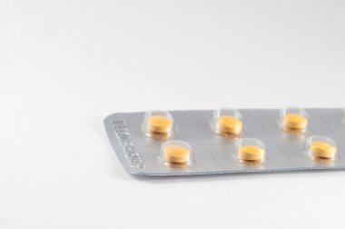 Vakumlu Ambalaj içinde sarı tablet