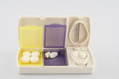 hap kutusu ve split blade tablet show tıp kavramı