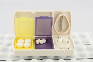 hap kutusu ve split blade tablet show tıp kavramı