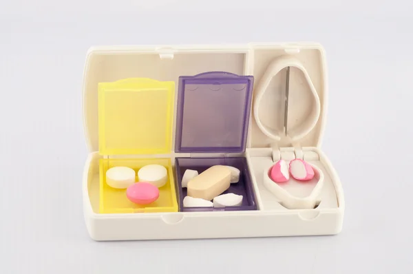 Коробка с таблетками и сплит-планшет показывают концепцию медицины — стоковое фото