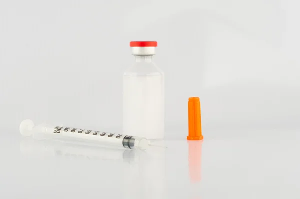 Einmalspritze und Insulinflasche — Stockfoto