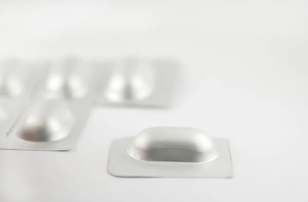 Одна таблетка приймає від блістерної упаковки показує одиничну дозу пацієнта — стокове фото