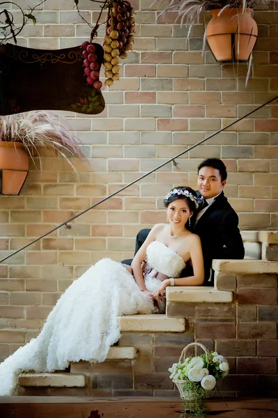 Азиатская свадебная пара показывает концепцию любви — стоковое фото