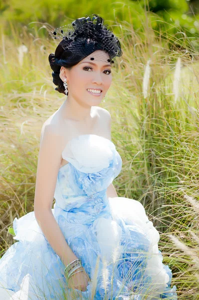 Femme asiatique en costume de mariage — Photo