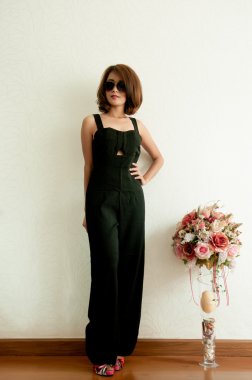 Güzel bir genç kadının portresi.