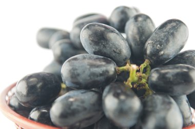 plastik sepet içinde kırmızı üzüm