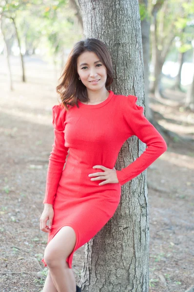 açık havada güzel bir genç kadının portresi.