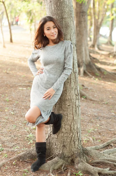 Hermosa joven disfrutando al aire libre . —  Fotos de Stock