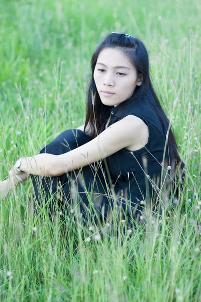 Bella ragazza in un giardino fiorito primaverile — Foto Stock