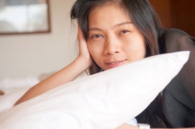 kadın yatakta uyuyor