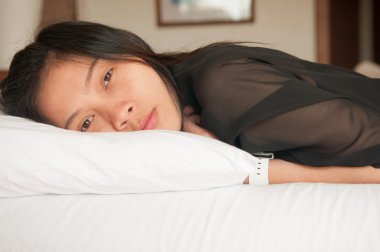 kadın yatakta uyuyor