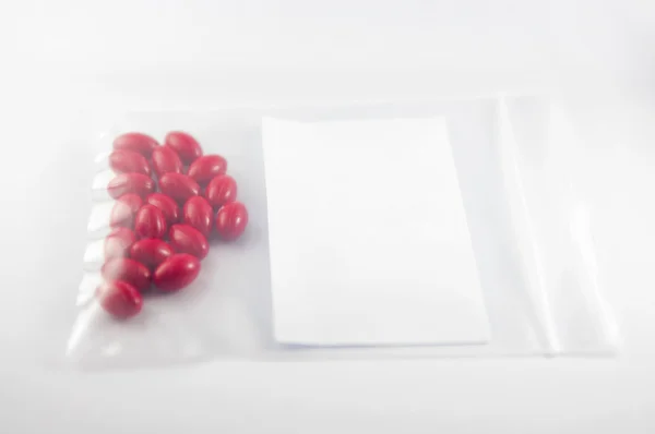 Pastillas medicinales en bolsa de plástico dispensadora del hospital —  Fotos de Stock