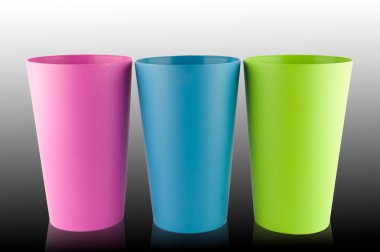 siyah ve beyaz arka plan üzerinde plastik cam