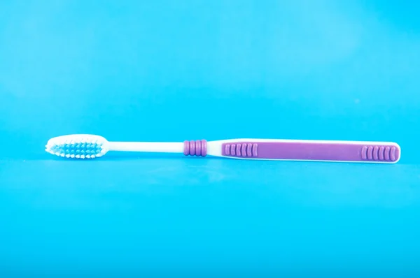 diş fırçası mavi zemin üzerine kadar kapalı
