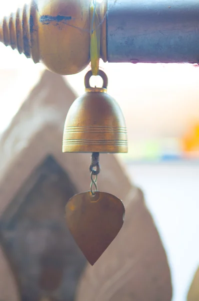 Gyllene klockor hängande på ett tempel — Stockfoto