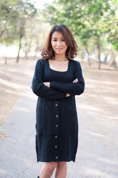 Mujer de moda en el jardín —  Fotos de Stock