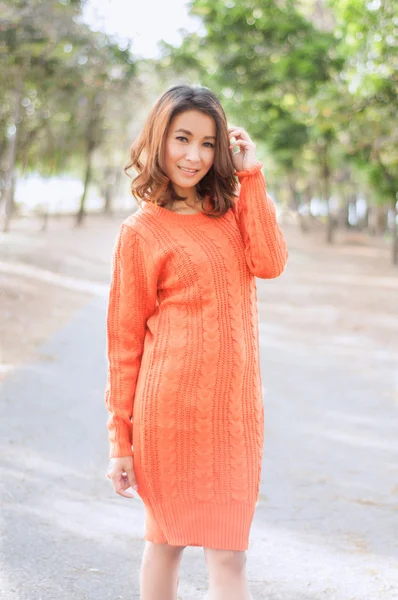 Krásná dívka v oranžové barvy Ukázat módní koncept — Stock fotografie