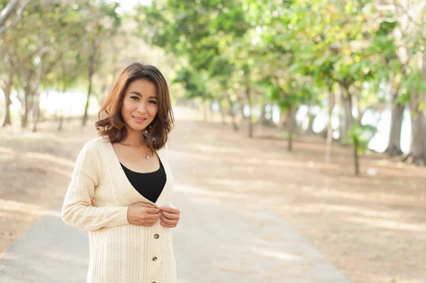 Hermosa chica en el jardín espectáculo concepto de moda —  Fotos de Stock