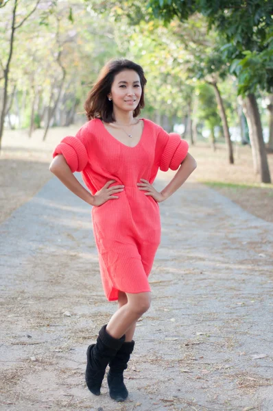 Bella ragazza in abito rosa mostra concetto di moda — Foto Stock