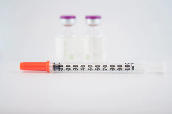 Dispoable stříkačka a purpurové víčko medicíny injekční lahvičky — Stock fotografie