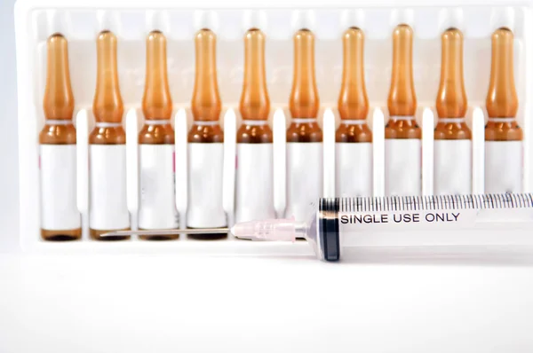 Envase para ampollas por inyección y jeringa desechable —  Fotos de Stock
