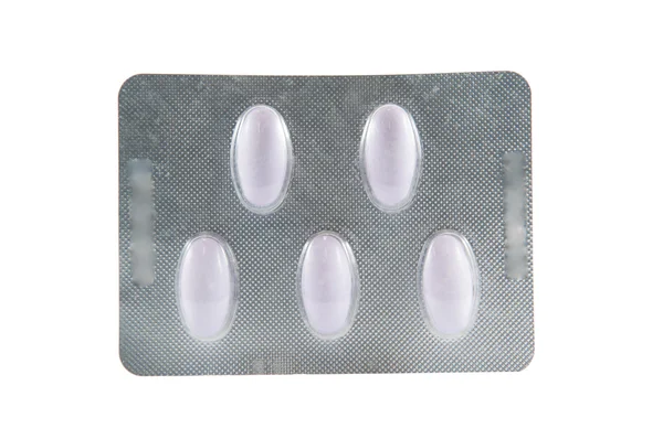 Şeffaf kabarcık paketinde mor tablet ve gölge etkisi — Stok fotoğraf