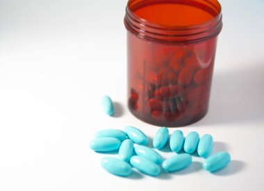 kahverengi losyonlu şişe mavi tablet kadar kapalı