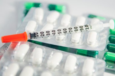 richiuse la siringa monouso su medicina blister pack