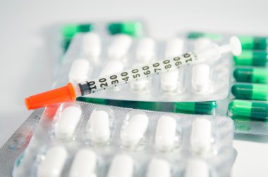 richiuse la siringa monouso su medicina blister pack